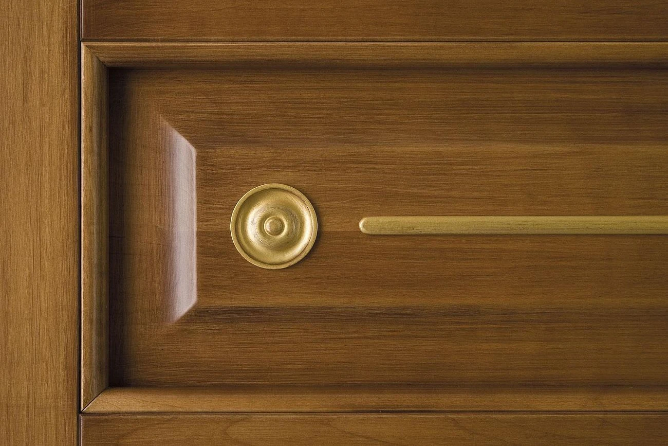Деталь Impero Alder Anticato noce chiaro con particolari oro.