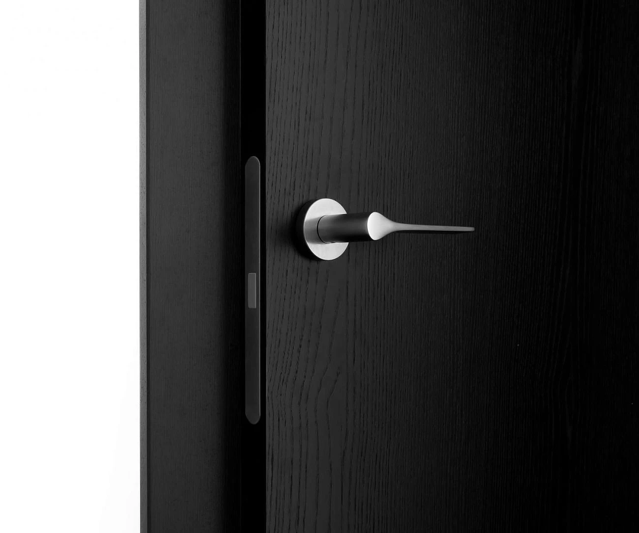 BATTEFFIL EFFILM LEVEL product door black ash detail.