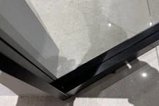 mini-ЛИБРО-СЛИМ | LIBRO-SLIM, модель Спэйс | Space, стекло безопасное GT02 Прозрачное Серое. Алюминиевый каркас полотна в отделке AL08 Чёрный. Фрагмент полотна.