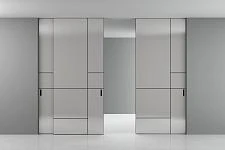 mini-STRATUS-LAGO, модель Modelica, матовое стекло GM06 Glass Grigio Seta Mat, алюминиевый каркас полотна и трек в цвете AL08 Black. Раздвижная перегородка в проёме, "скрытый" трек в потолке.